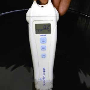 Measuring EC of the water for growing marijuana